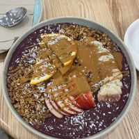 Acai Bowl mit Erdnussmus   at Good One Café in Hamburg