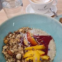 Porridge des Tages mit Pfirsische, Granola und Himbeersauce at Good One Café in Hamburg