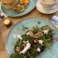 Das „Birnenbrot“ ist ein kleines Foodgasm im Mund mit süßen und herzhaften Komponenten.   at Good One Café in Hamburg
