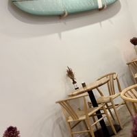 Die Einrichtung ist schlicht, aber gemütlich und stilvoll.   at Good One Café in Hamburg