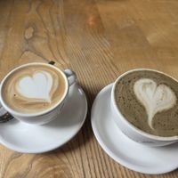 Koffeinfreier Cappuccino, Hojicha-Latte (schmeckt, wie Henna riecht) at Good One Café in Hamburg