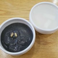 Black Sesame porridge 흑임자죽 - close-up at Bonjuk 본죽 - Gosichon in Seoul