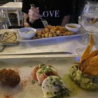 Choux-fleurs et trio tomates-mozzarella, guacamole, croquette champignons   at Copenhagen in Valencia