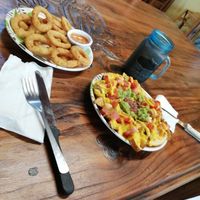 Aros de cebolla y papas supremas at Sokko Happy Food in Heredia