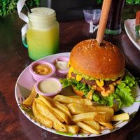 Hamburgesa de la casa with fries and sauces: mostaza miel, chipotle mayo and regular mayo at Sokko Happy Food in Heredia