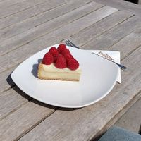 Cheesecake, sehr lecker, sehr teuer, sehr klein at Caféhaus Siesmayer in Frankfurt