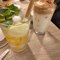 Yuzu ice tea next to vegan dalgona coffee at Mama Bowls in Arnhem