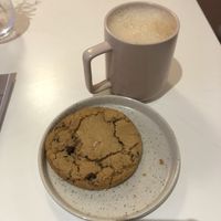Cookie pépites de chocolat, latte avoine  at Kick Café in Paris