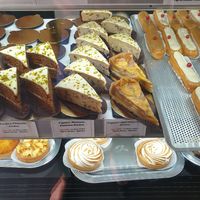 Vegan banana pistaccio cake and vegan apple cinnamon cake at Café la Maison in Munich