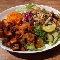 Différents légumes/champignons et du tofu au gochujang servis sur du riz at Vegginy in Kyoto