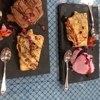 Postre: crepe de chocolate con helado de chocolate y crepe de frutos rojos con helado de vainilla y fresa.  at Tacos Doña Loren in Caceres