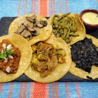 Tacos (adaptados sin queso) de champiñones, cactus de nopal, guiso de soja, cuitlacoche y flor de calabacita. at Tacos Doña Loren in Caceres