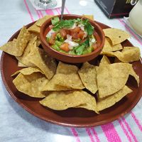 Nachos con guacamolones de Guerrero at Tacos Doña Loren in Caceres