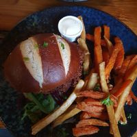 de gefrituurde knolserij burger is lekker fris van smaak met mosterdsaus. at Boscafé Merlijn Gaststätte in Kranenburg