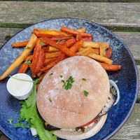 Falafalburger met gegrilde aubergine en groentefrites at Boscafé Merlijn Gaststätte in Kranenburg