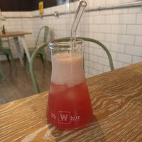 Drink Limão Morango at Mr White Coffee House in Porto Alegre