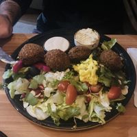 Falafel z warzywami, tahini i hummusem  at Wegestacja Koński Rynek in Myslenice