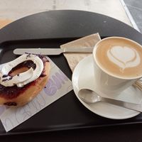Dónut de frutos rojos y lavanda at Bun and Coffee in Malaga