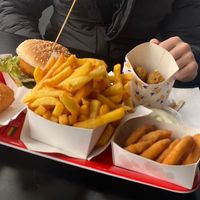 Dit alles voor maar €17 😍  at Frituur Arré Patat in Antwerpen