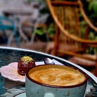 Capuchino de soya y trufa de chocolate at Parada Vegana in Cusco