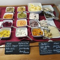 Frühstücksbuffet: vegane Aufstriche, veganer Käse (Camembert, Blauschimmel...) at Haus Linden Hotel Restaurant in Prerow