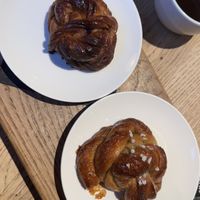 Cinnamon bun en cardamon bun  at Koffiestation Books & Coffee in Groningen