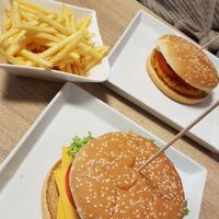 Vegan cheese burger and vegan chicken burger at Burgerme - Ruppertstraße in Munich