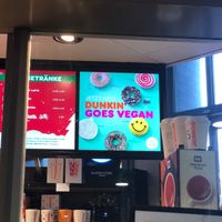 Vegan Donuts Werbeanzeige at Dunkin' - U-Bhf. Friedrichstr in Berlin