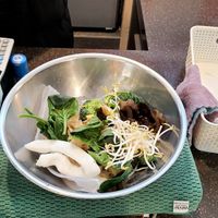 weighing selected ingredients at the counter at Sonogong Maratang - 손오공 마라탕 - Guro in Seoul