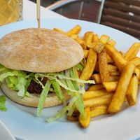 Beyond-Meat-Burger mit Pommes at Spandau Projekt in Hannover