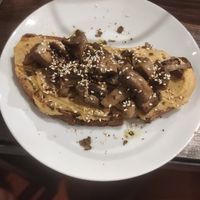 Tosta de hummus y champiñones, con copos de alga nori que le dan un toque interesante at LUWAK in Gran Canaria