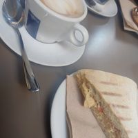 Cafè amb llet de civada i entrepà d'hummus amb pà de focaccia calentet 😍 at Color Cafè in Tarragona