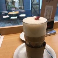 Lady Rose (Kaffee mit Rosensirup) mit Hafermilch   at Eigenart in Neuss