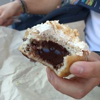 Relleno de la bomba de chocolate at Areca Bakery in Barcelona