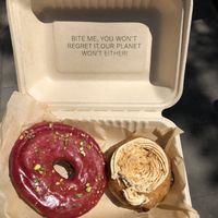 Donuts veganos súper buenoos!!  at Areca Bakery in Barcelona