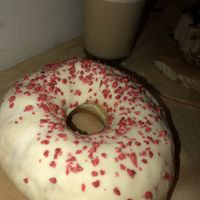 Donut de chocolate blanco vegano  at Areca Bakery in Barcelona
