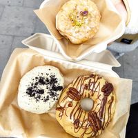 Pistacho, Oreo, y nuez pecanas at Areca Bakery in Barcelona
