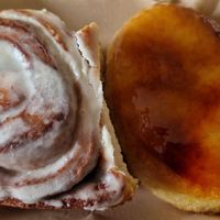 Cinamon roll i doughnut de crema catalana at Areca Bakery in Barcelona