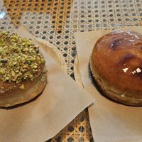 Pistacho y crema catalana at Areca Bakery in Barcelona