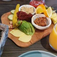 Mit Porridge, Veganer Wurst und Käse, Antipasti, Humus, Obst, Chiapudding, Osaft, Brötchen, und Kaffee. Butter, Marmelade und Nougatcreme kann man sich kostenlos dazu nehmen. at Lebenszeit in Urloffen
