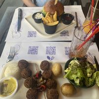 Here’s the vegan kebab and the vegan burger  at Cozy Alanya in Alanya