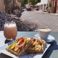 gofres con fruta, te helado con frutilla y café con leche  at Logros Café in Jujuy