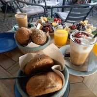 Vegan breakfast, iced rose latte and flat white at Café NiMo in Leipzig