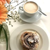 Cinnamon roll and cappuccino  at LONO in Munich