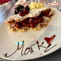 grandma's waffle / mod w/ pistachio at Wonder Waffel - Hohenstaufenring in Cologne