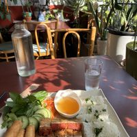 Vermicelles et végé-porc BBQ avec rouleaux  at Mangala in Montreal