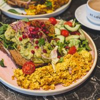 Smashed Avocado Brot mit veganem Rührei und Speck  at ST. LOUIS The Breakfast Company in Cologne