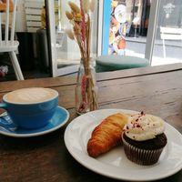 Chai latte, croissant, cupcake at Cloud Cakes -  Notre Dame de Lorette in Paris