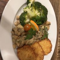 Veganes Sojageschnetzteltes mit Pilzen, Brokkoli und Rösti  at Rietkötter in Bochum