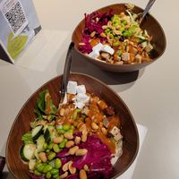 Super leckere Bowl mit Kartoffeln, Salat, veganem Feta, geräuchertem Tofu, Erdnüssen und verschiedenen Soßen. at immergrün - Weserpark in Bremen
